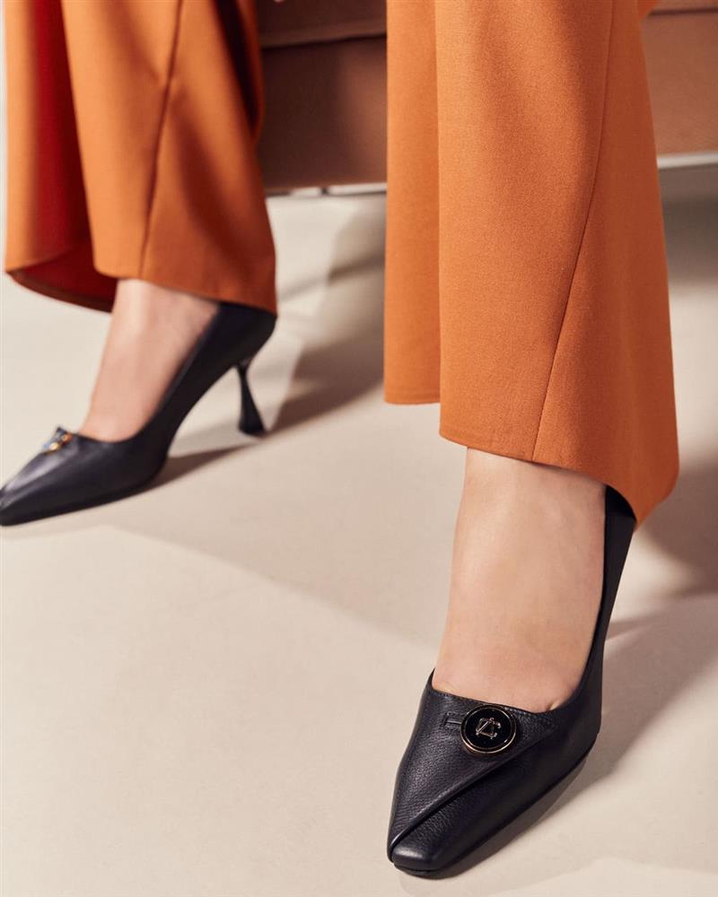 Tinută cu sacou elegant și pantaloni evazați din denim 